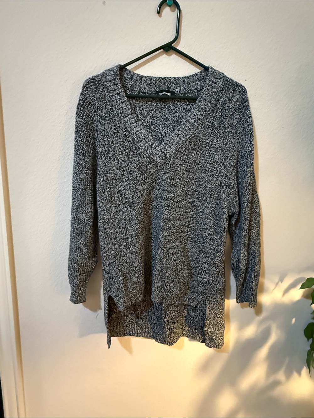 Express Women's Gray V-Neck Pullover Sweater